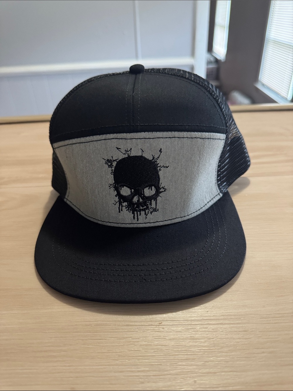 24/7 Life Black and Gray Melting Skull Trucker Hat - Unbranded